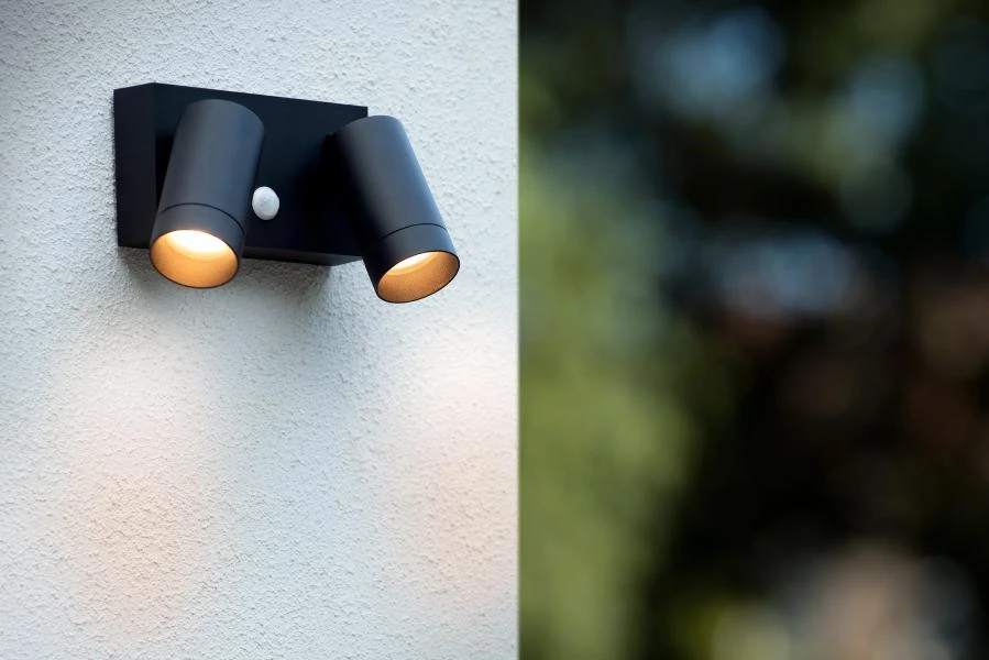 Lucide TAYLOR - Wall spotlight / Wall light Indoor/Outdoor - 2xGU10 - IP54 - Motion Sensor - Black - atmosphere 1